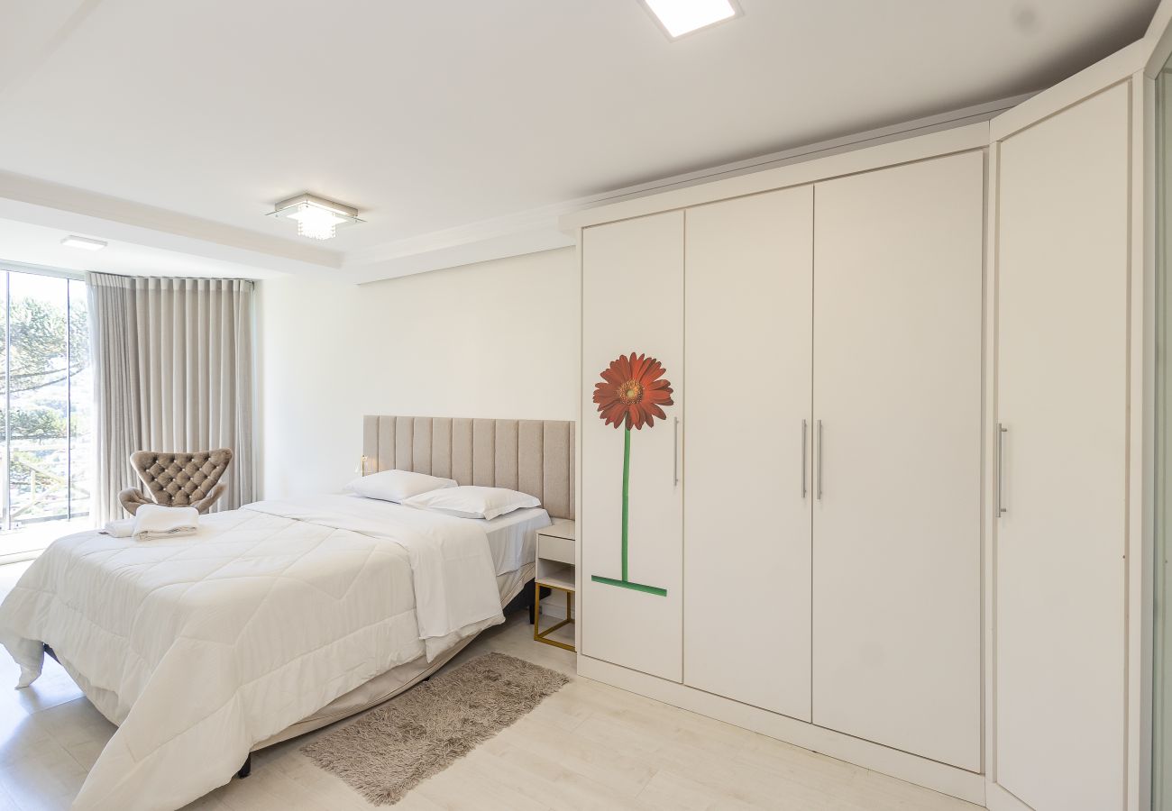 Apartamento em Gramado - Amplo AP térreo 4 suítes a 600m da Rua Coberta