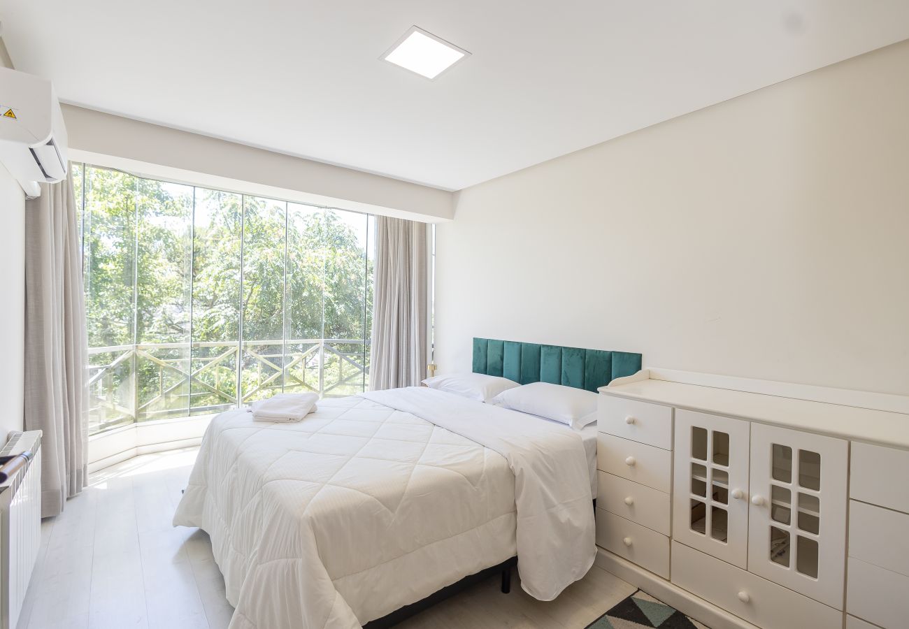 Apartamento em Gramado - Amplo AP térreo 4 suítes a 600m da Rua Coberta