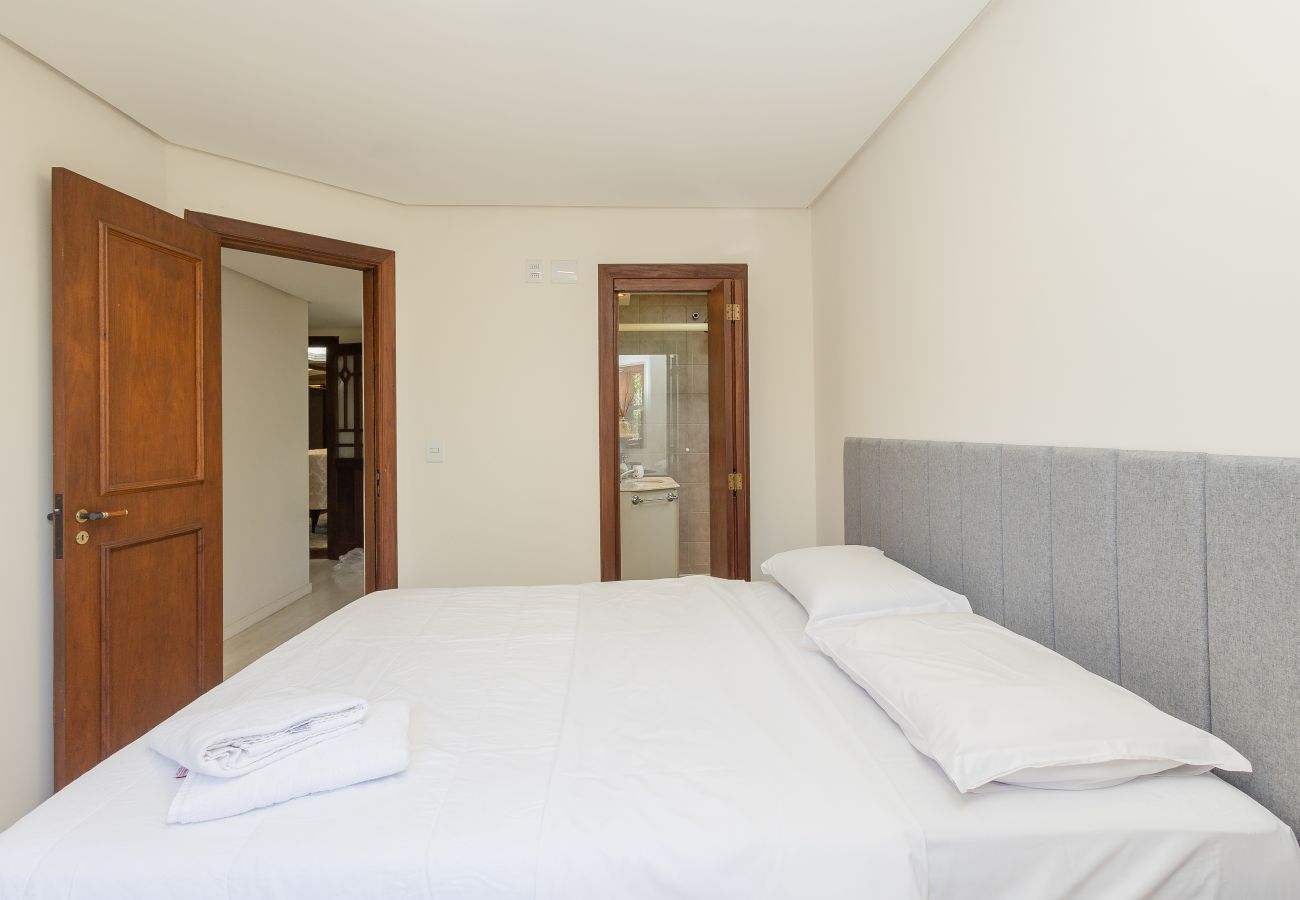 Apartamento em Gramado - Amplo AP térreo 4 suítes a 600m da Rua Coberta