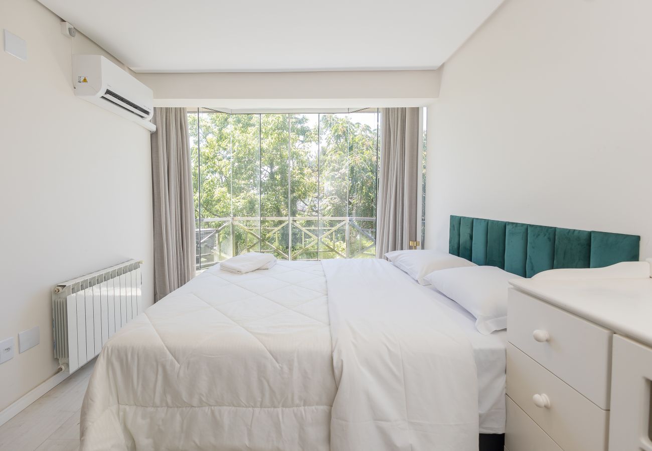 Apartamento em Gramado - Amplo AP térreo 4 suítes a 600m da Rua Coberta