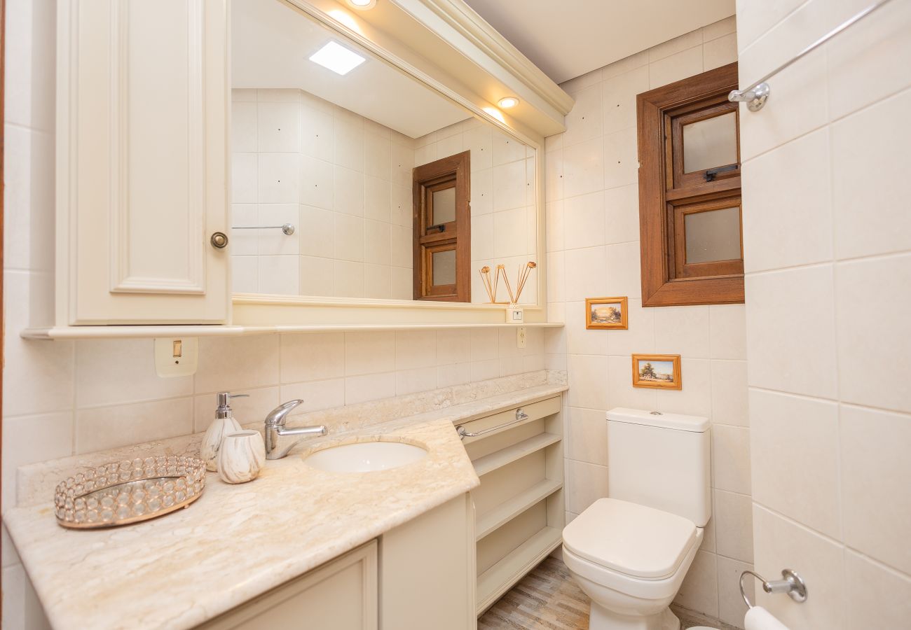 Apartamento em Gramado - Amplo AP térreo 4 suítes a 600m da Rua Coberta