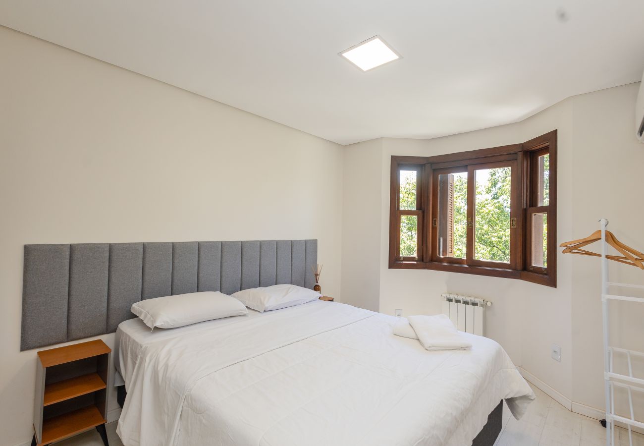 Apartamento em Gramado - Amplo AP térreo 4 suítes a 600m da Rua Coberta