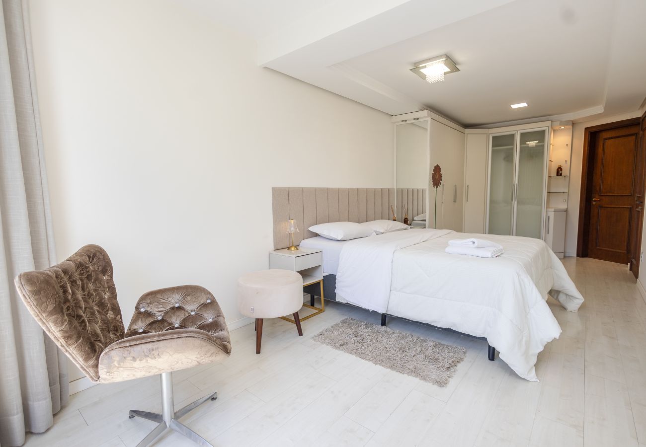 Apartamento em Gramado - Amplo AP térreo 4 suítes a 600m da Rua Coberta