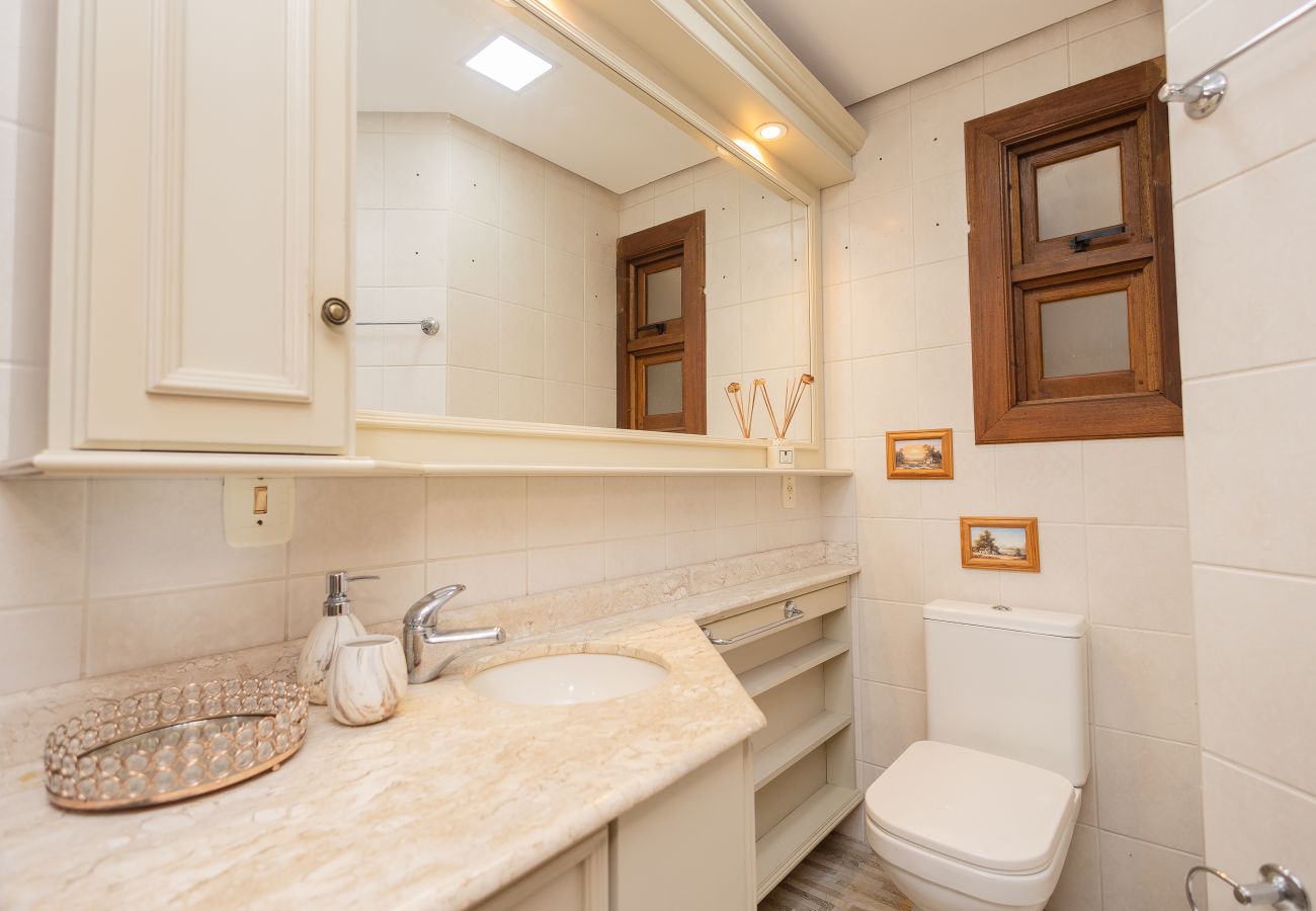 Apartamento em Gramado - Amplo AP térreo 4 suítes a 600m da Rua Coberta