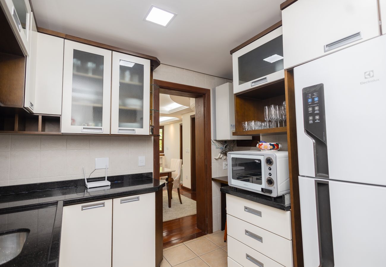 Apartamento em Gramado - Amplo AP térreo 4 suítes a 600m da Rua Coberta