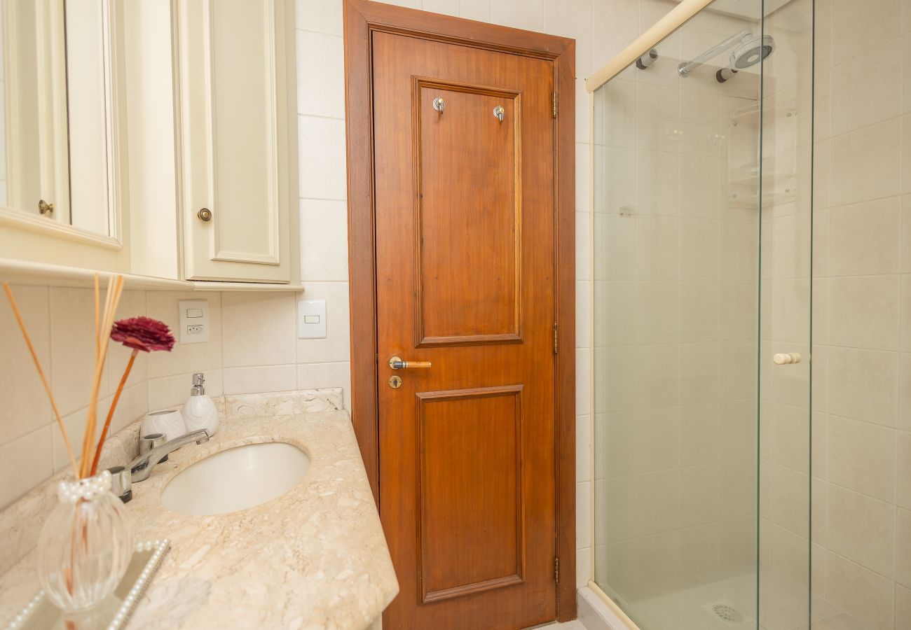 Apartamento em Gramado - Amplo AP térreo 4 suítes a 600m da Rua Coberta