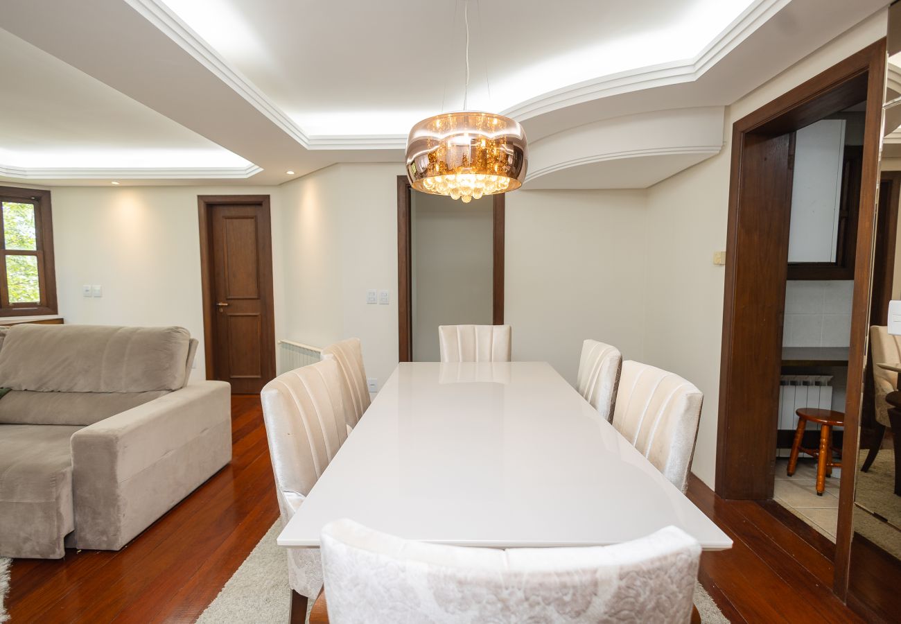 Apartamento em Gramado - Amplo AP térreo 4 suítes a 600m da Rua Coberta