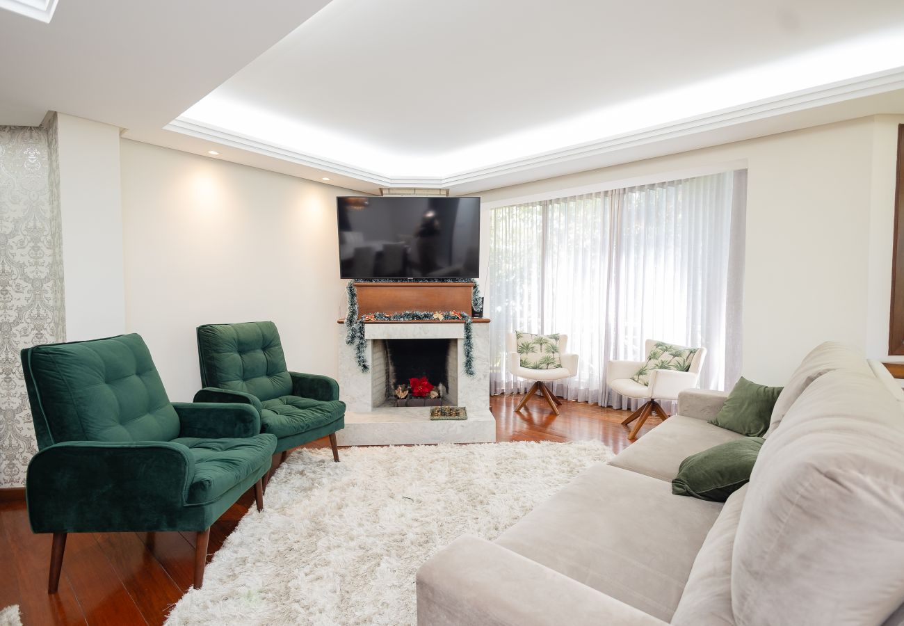 Apartamento em Gramado - Amplo AP térreo 4 suítes a 600m da Rua Coberta
