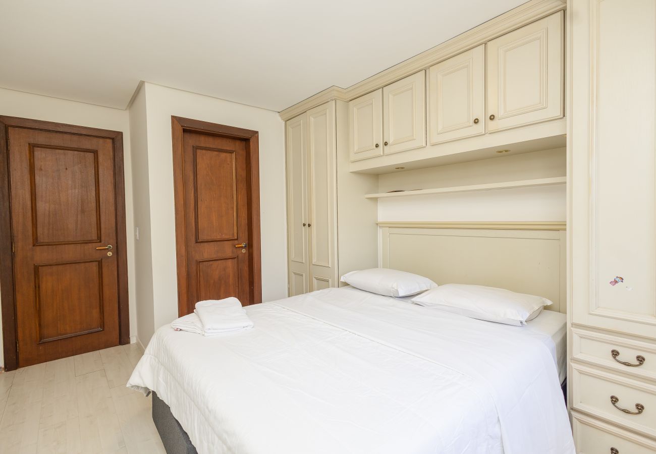 Apartamento em Gramado - Amplo AP térreo 4 suítes a 600m da Rua Coberta