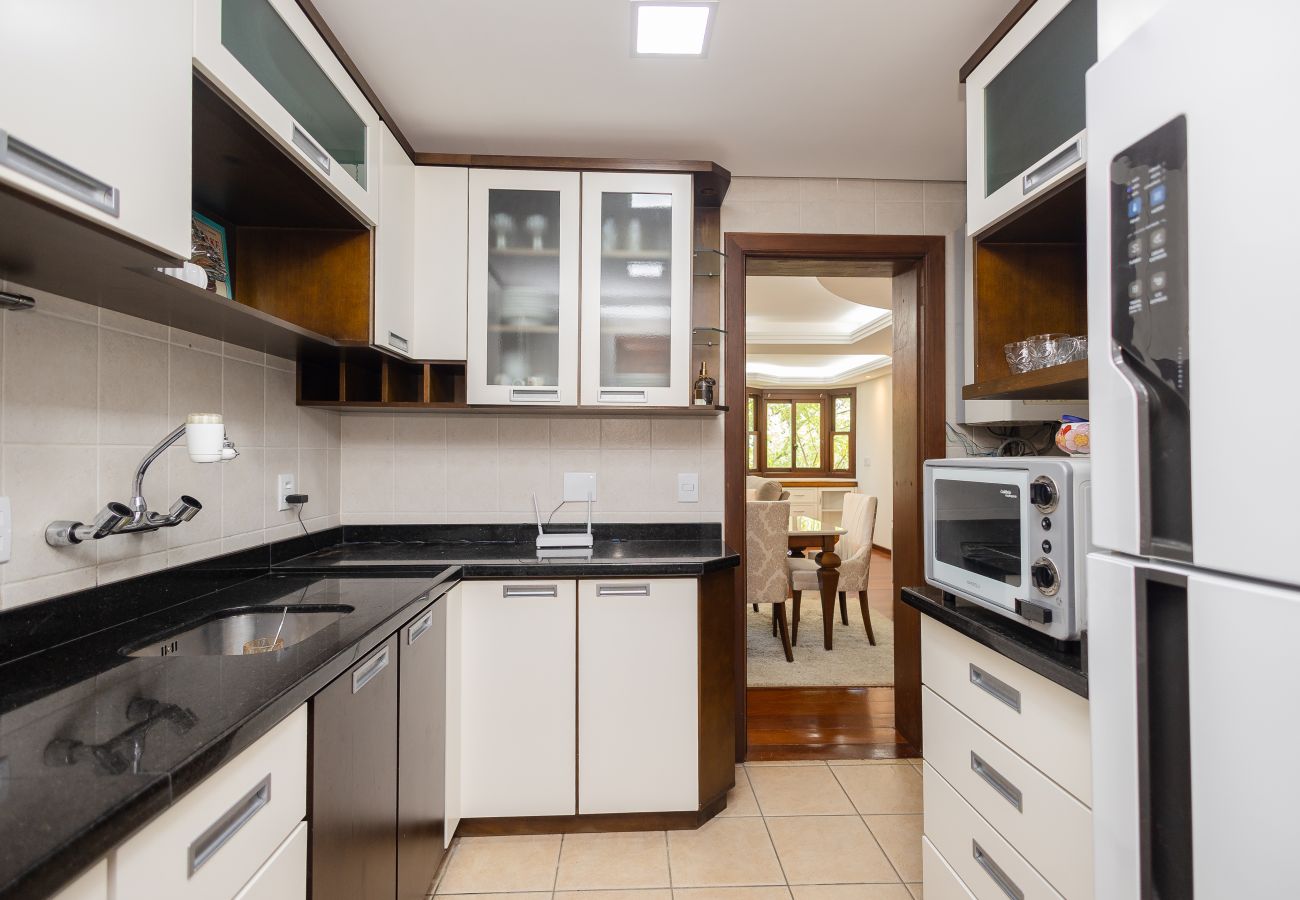 Apartamento em Gramado - Amplo AP térreo 4 suítes a 600m da Rua Coberta