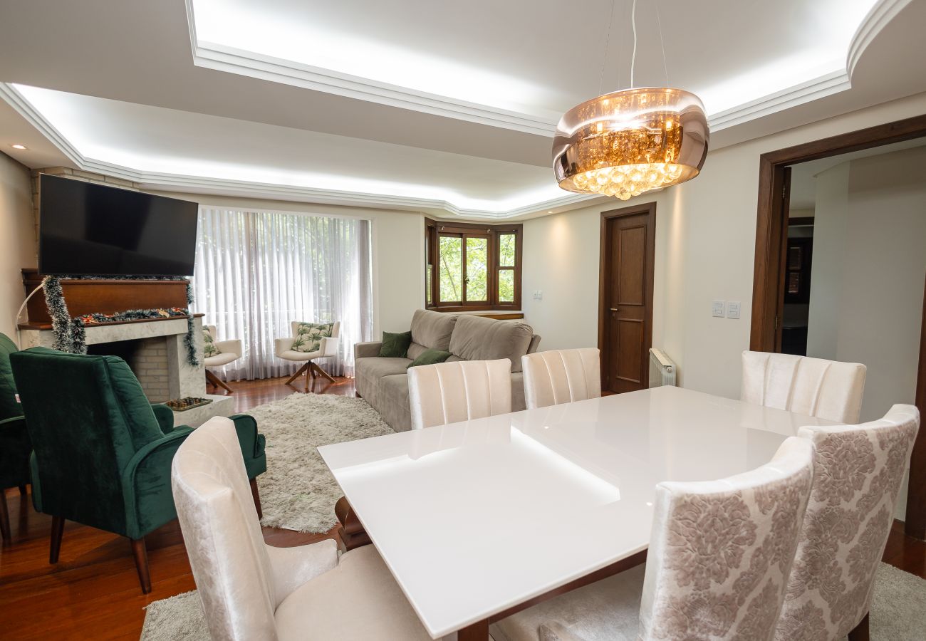 Apartamento em Gramado - Amplo AP térreo 4 suítes a 600m da Rua Coberta