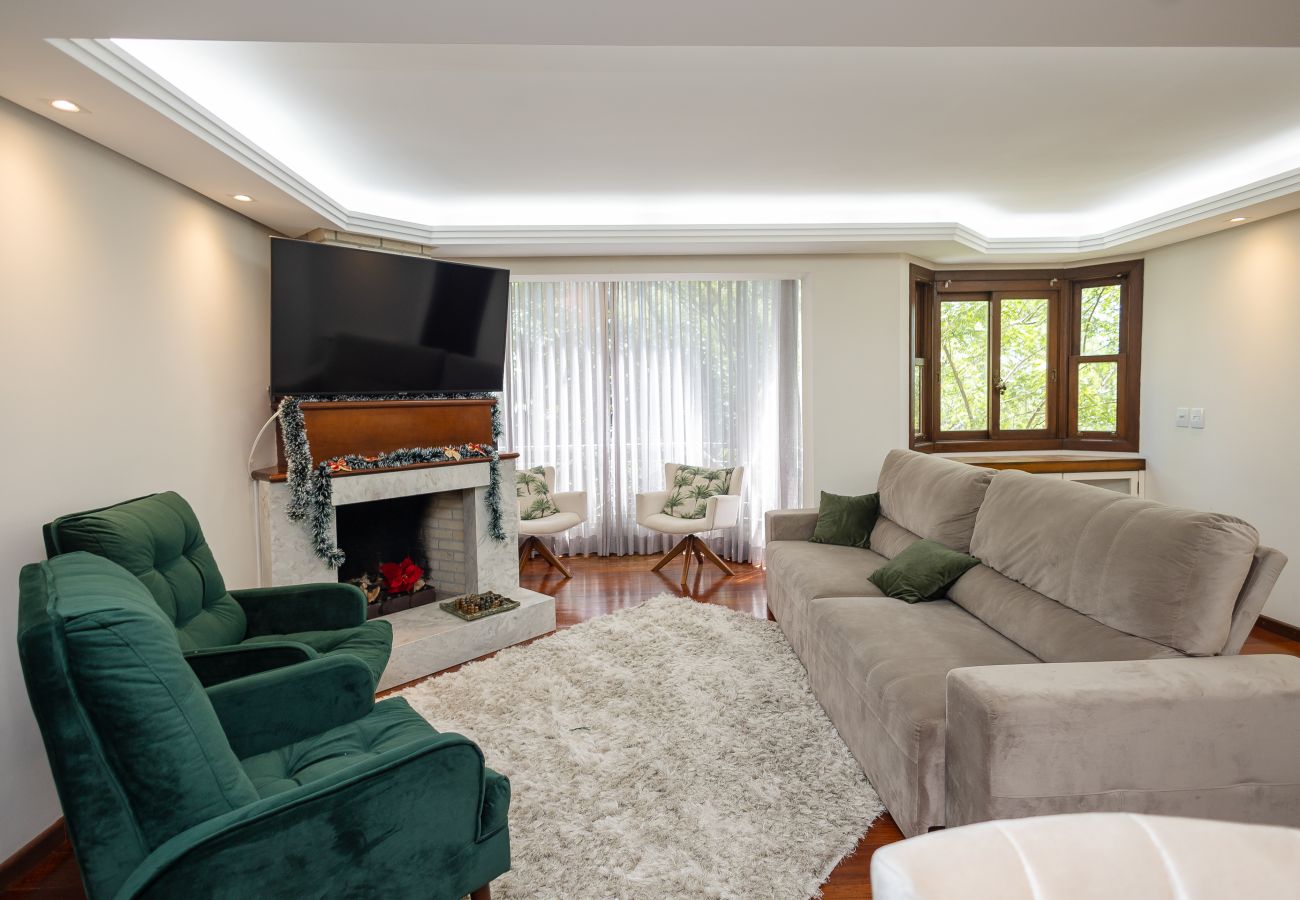 Apartamento em Gramado - Amplo AP térreo 4 suítes a 600m da Rua Coberta