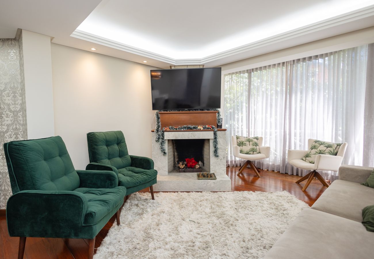 Apartamento em Gramado - Amplo AP térreo 4 suítes a 600m da Rua Coberta