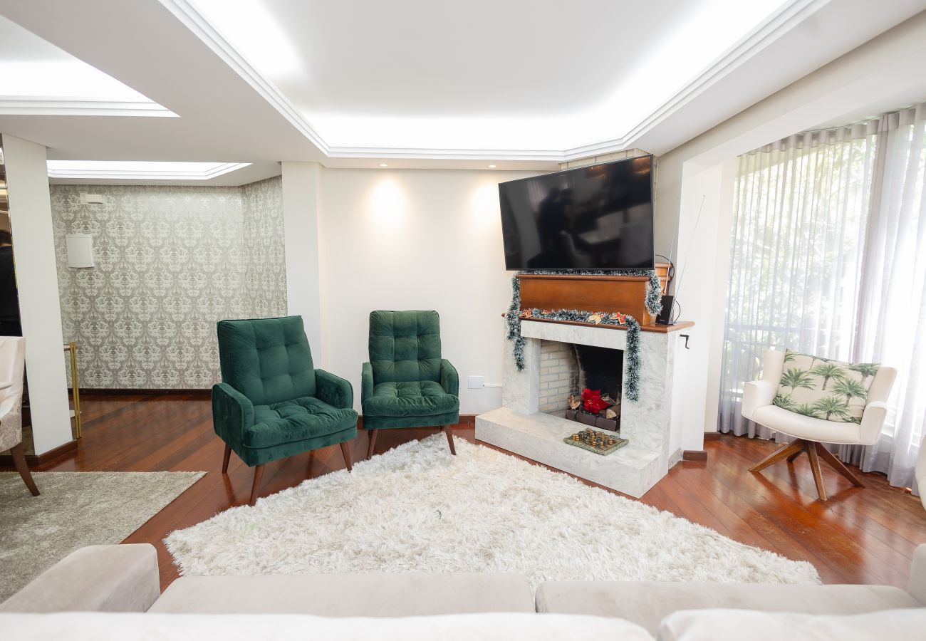 Apartamento em Gramado - Amplo AP térreo 4 suítes a 600m da Rua Coberta