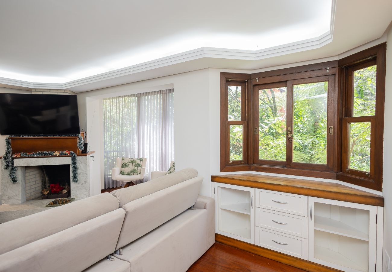 Apartamento em Gramado - Amplo AP térreo 4 suítes a 600m da Rua Coberta