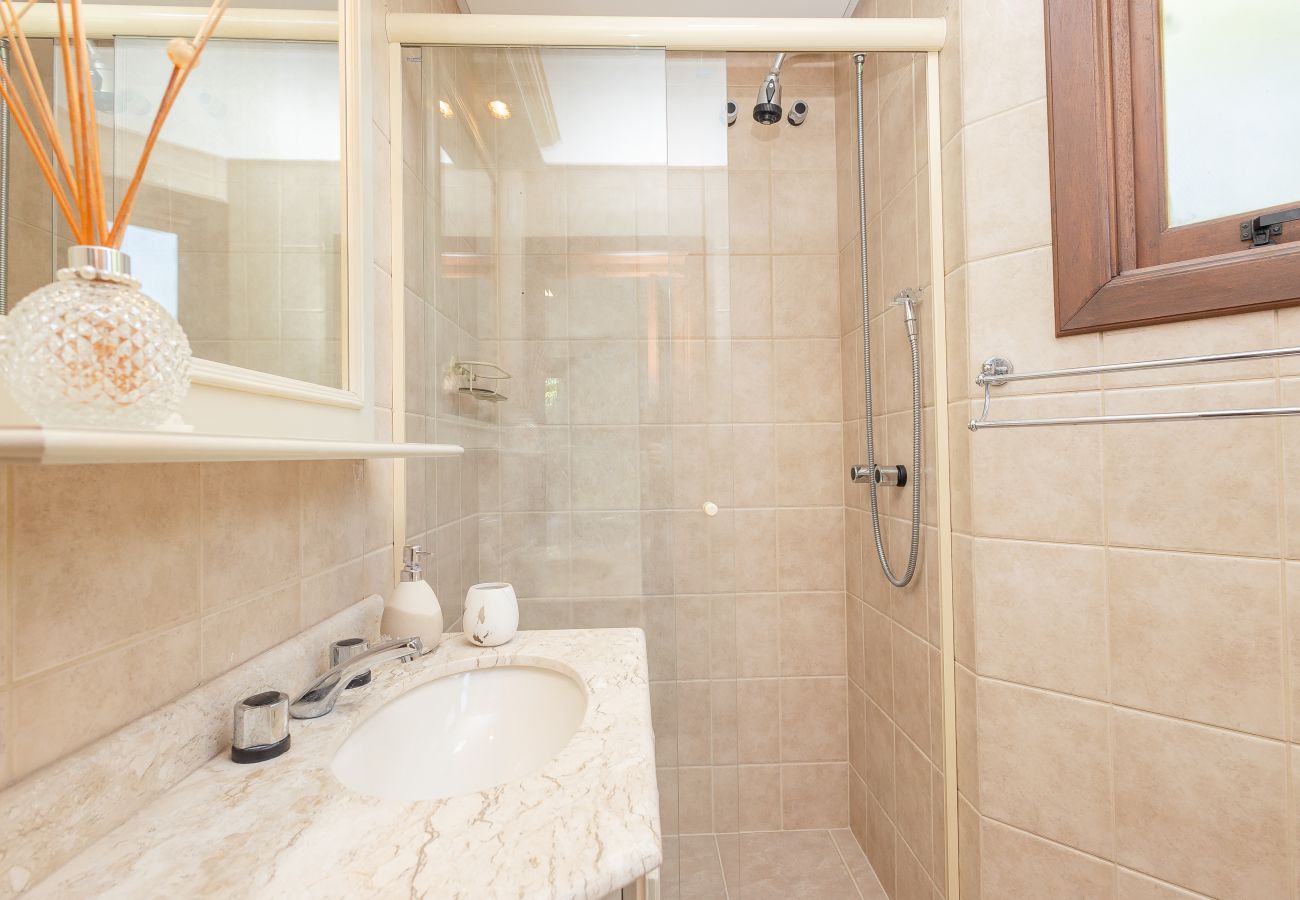 Apartamento em Gramado - Amplo AP térreo 4 suítes a 600m da Rua Coberta