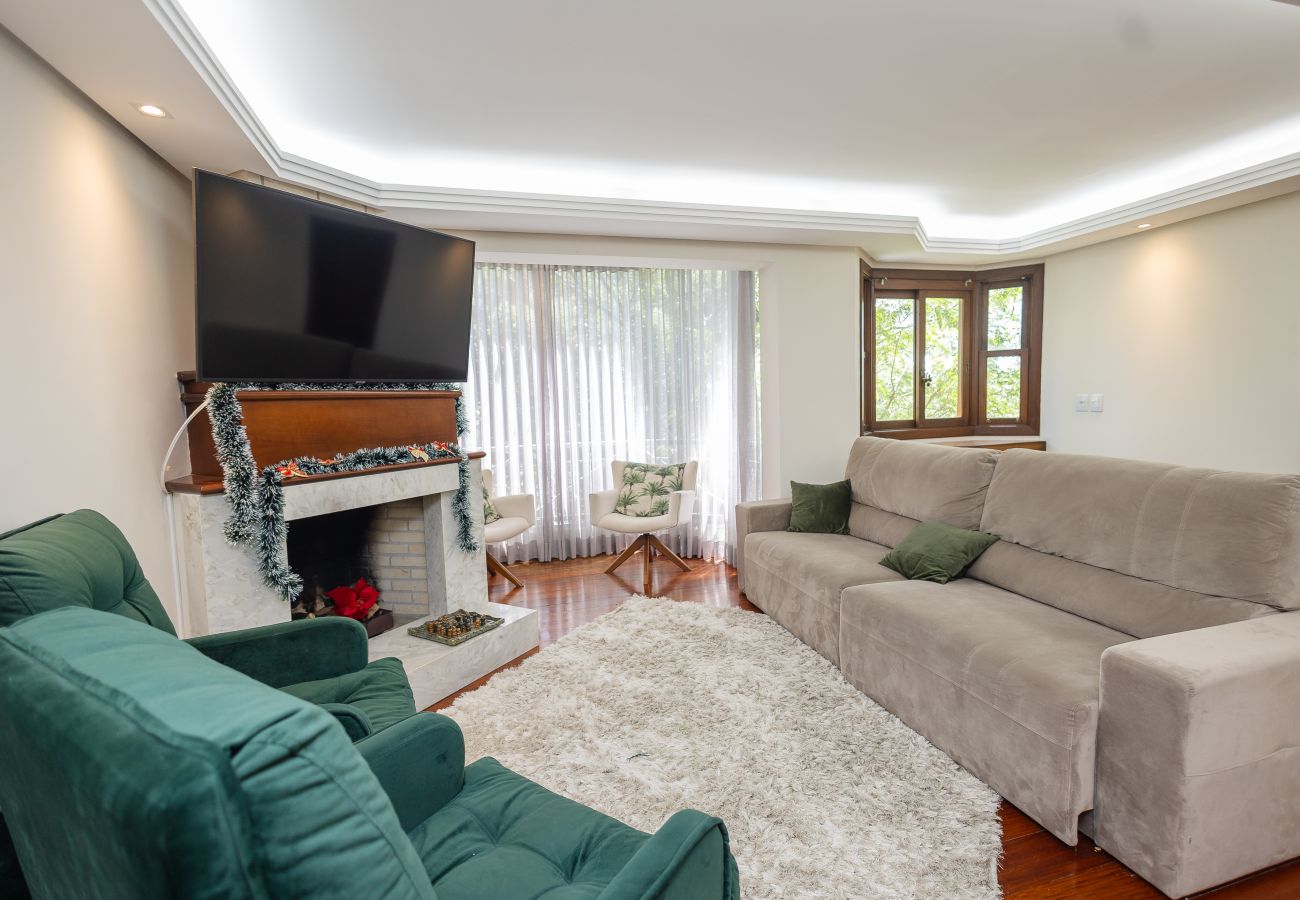 Apartamento em Gramado - Amplo AP térreo 4 suítes a 600m da Rua Coberta