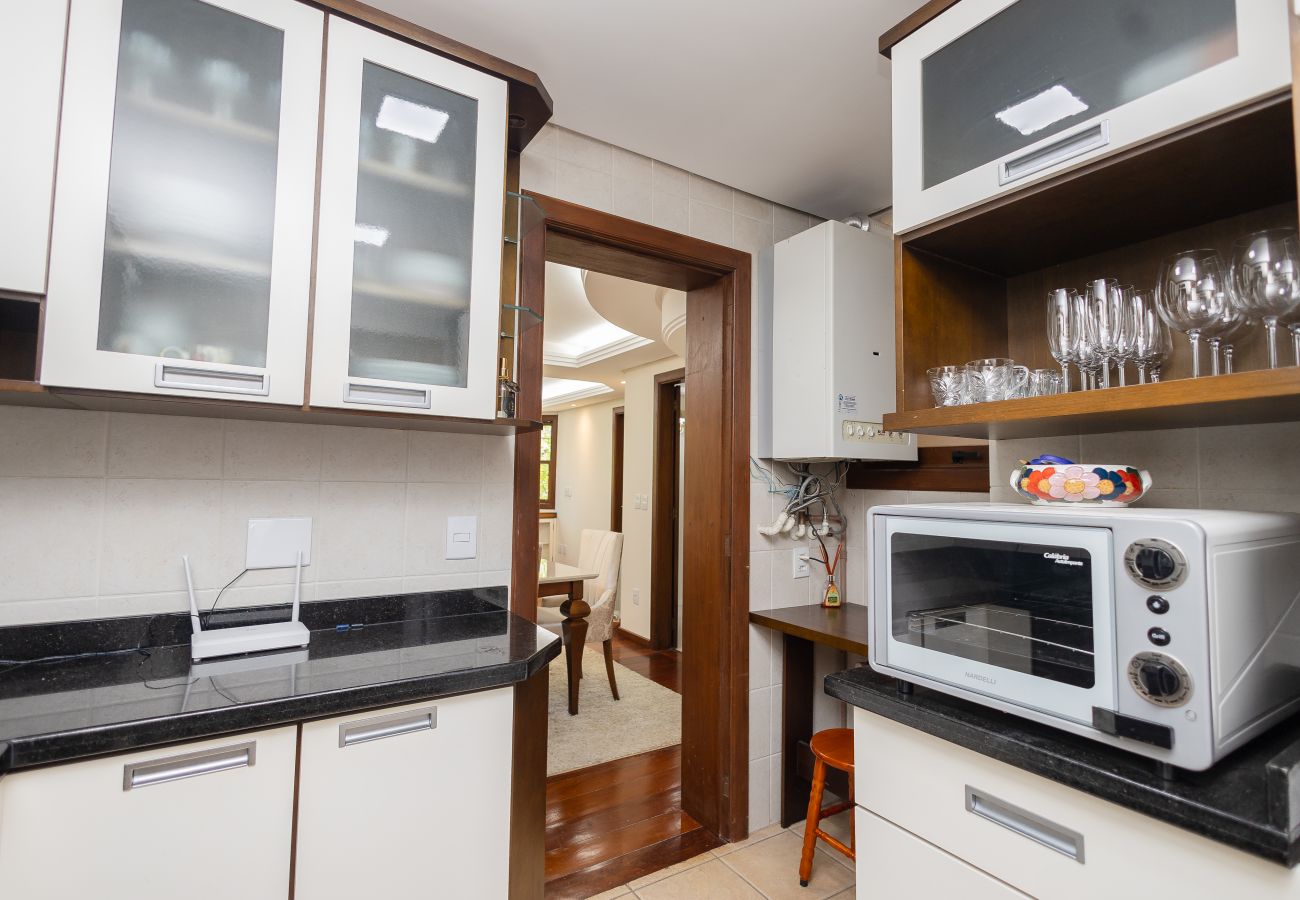 Apartamento em Gramado - Amplo AP térreo 4 suítes a 600m da Rua Coberta