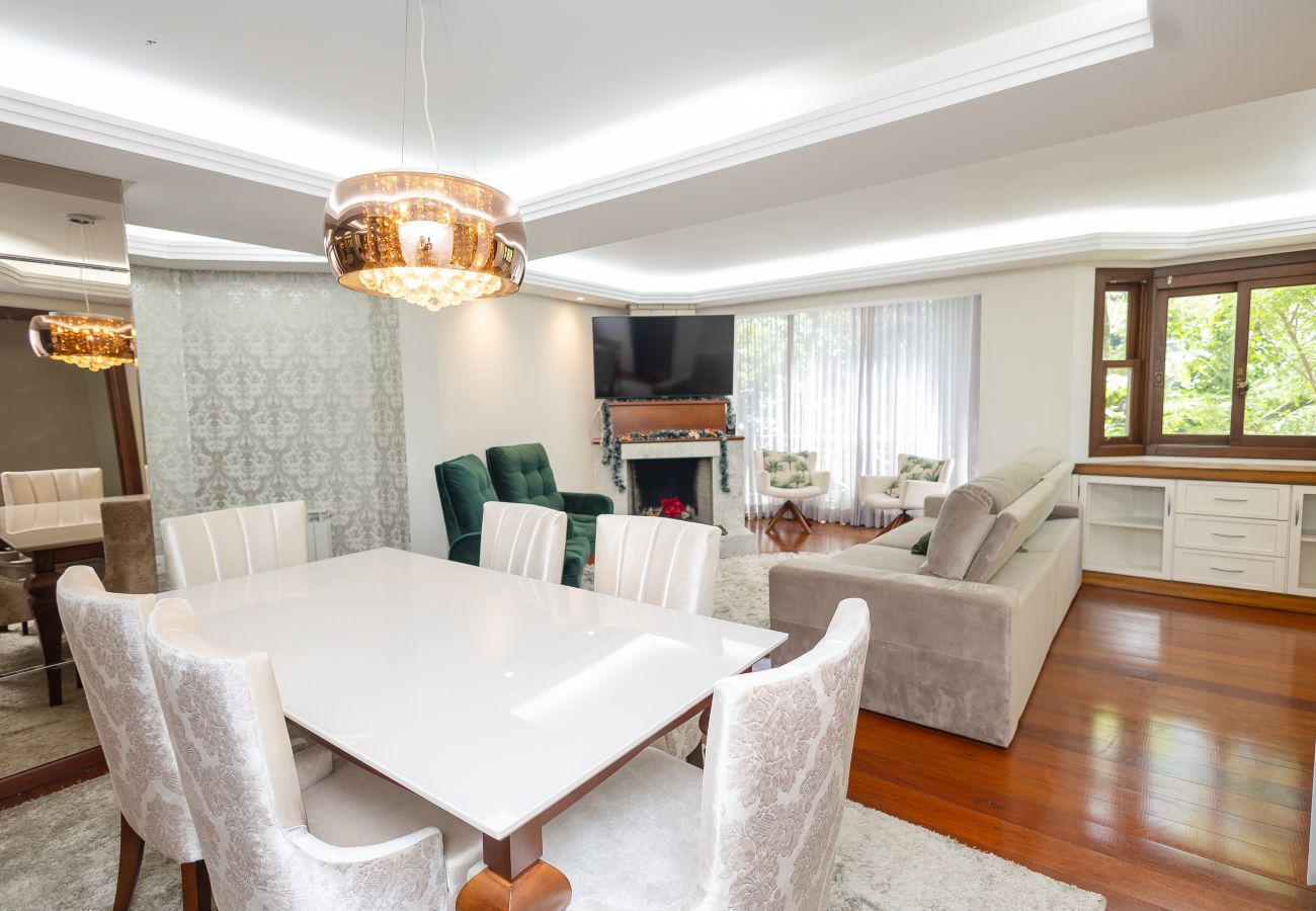 Apartamento em Gramado - Amplo AP térreo 4 suítes a 600m da Rua Coberta