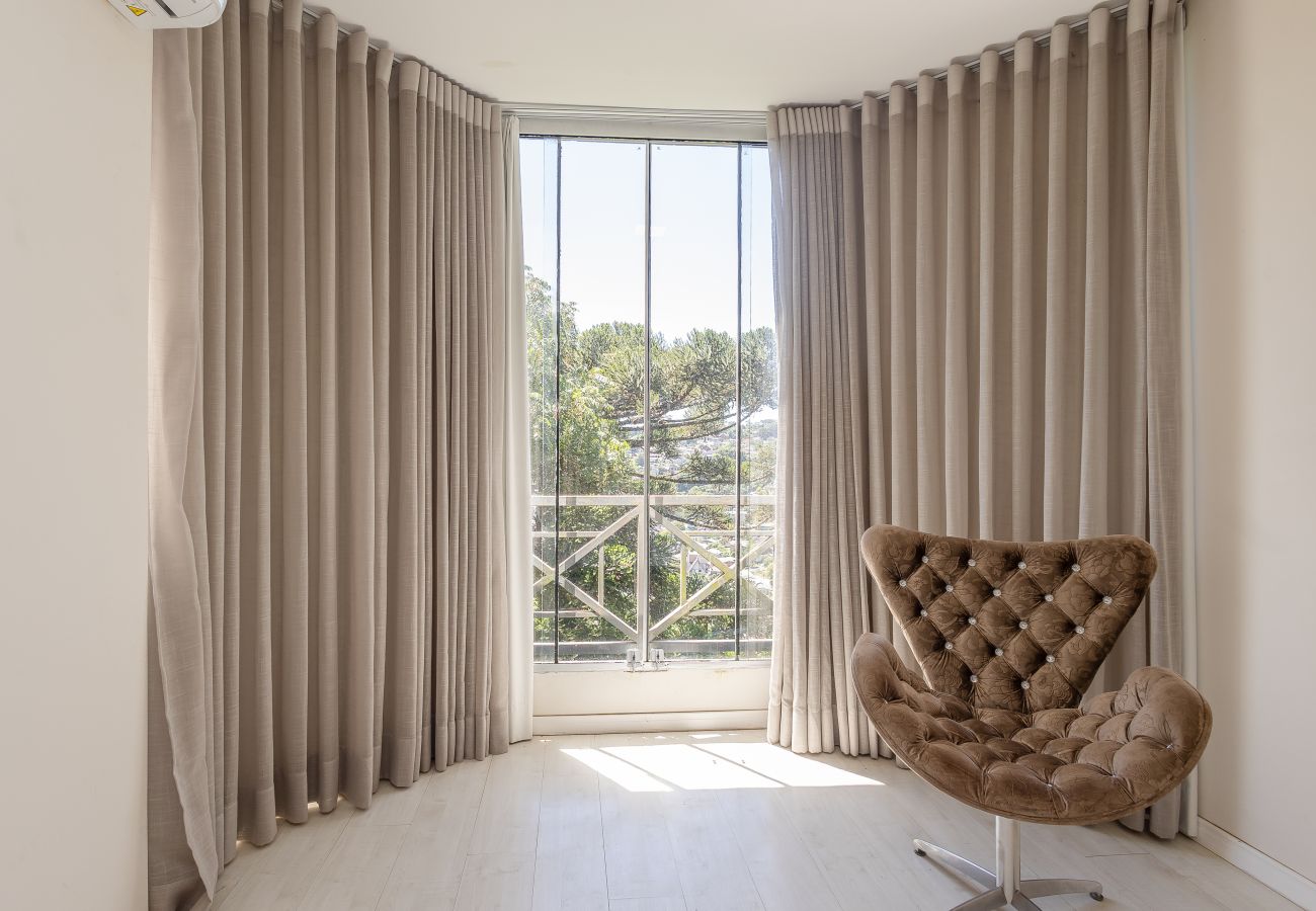 Apartamento em Gramado - Amplo AP térreo 4 suítes a 600m da Rua Coberta