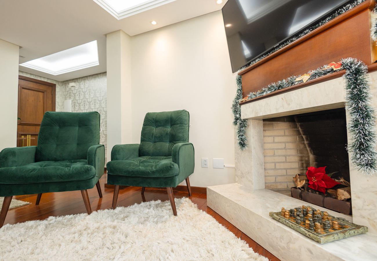 Apartamento em Gramado - Amplo AP térreo 4 suítes a 600m da Rua Coberta
