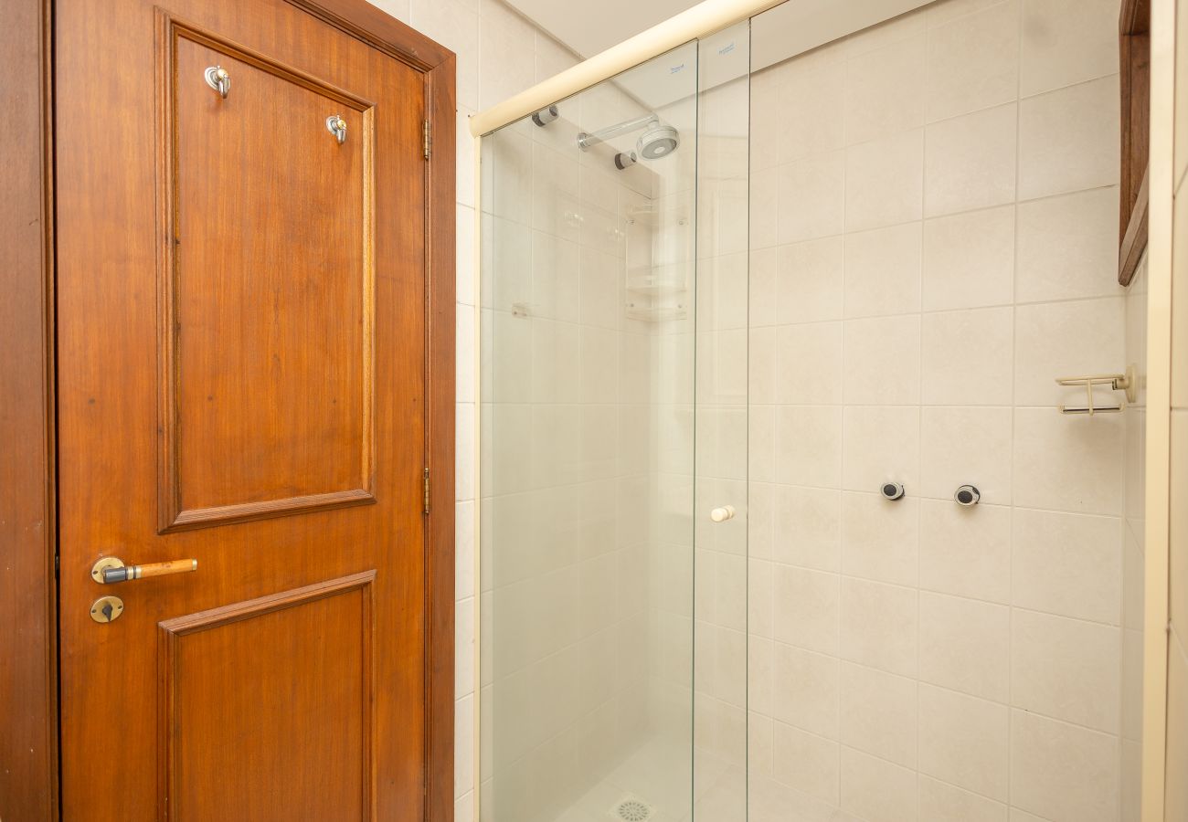 Apartamento em Gramado - Amplo AP térreo 4 suítes a 600m da Rua Coberta