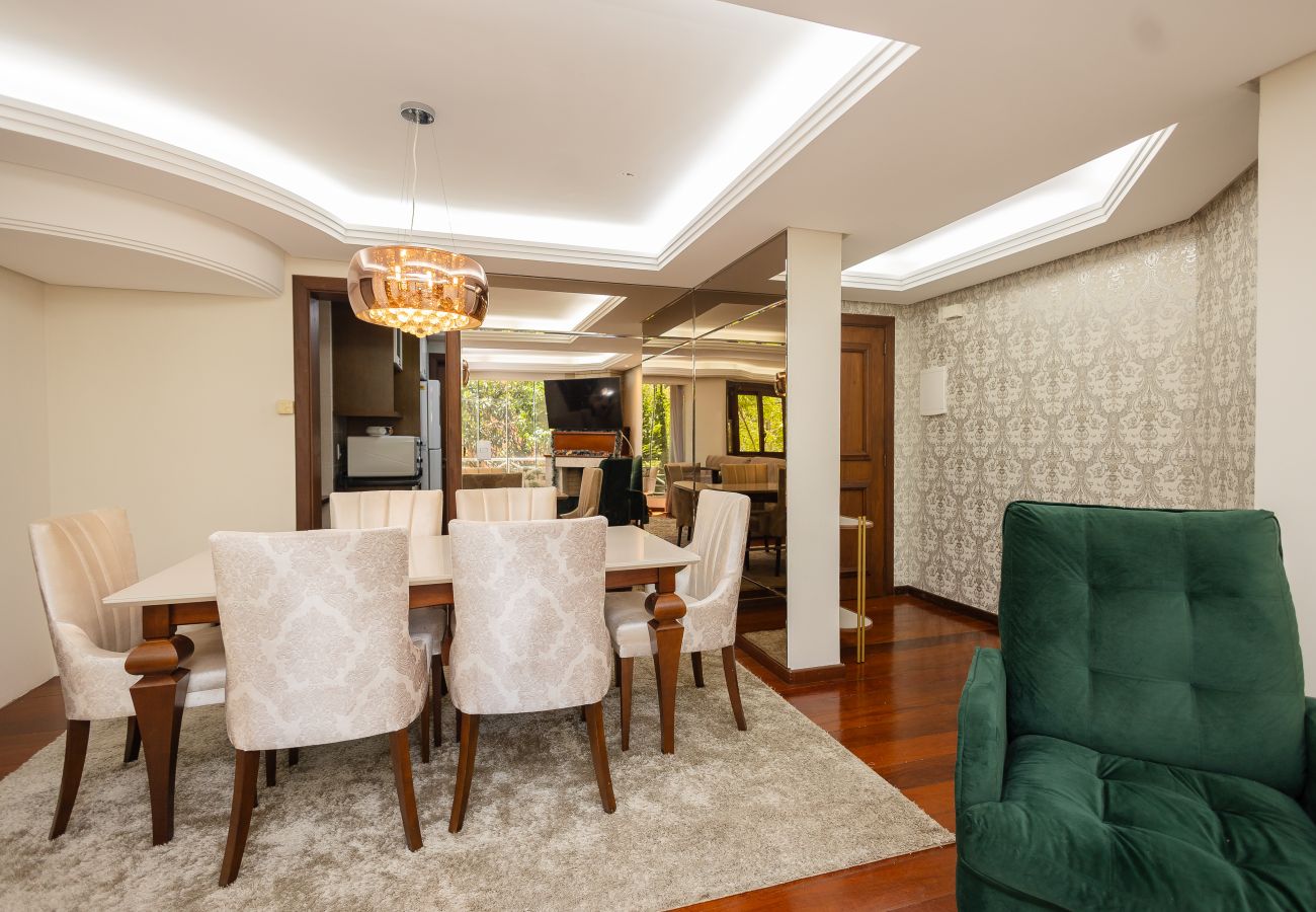 Apartamento em Gramado - Amplo AP térreo 4 suítes a 600m da Rua Coberta