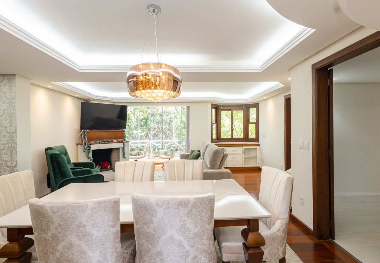 Apartamento em Gramado - Amplo AP térreo 4 suítes a 600m da Rua Coberta