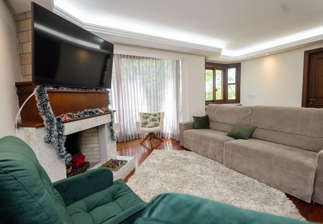 Apartamento em Gramado - Amplo AP térreo 4 suítes a 600m da Rua Coberta