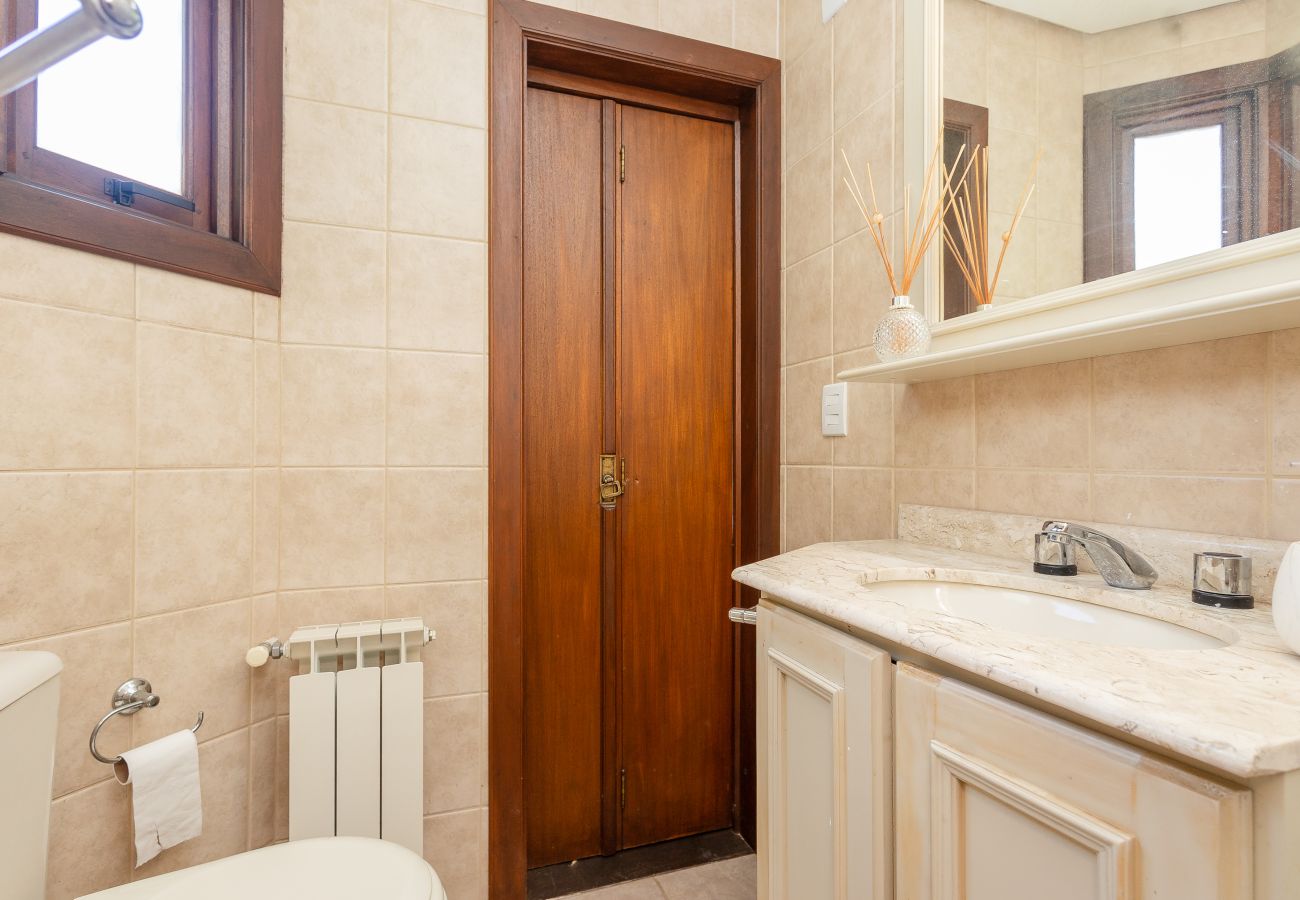 Apartamento em Gramado - Amplo AP térreo 4 suítes a 600m da Rua Coberta