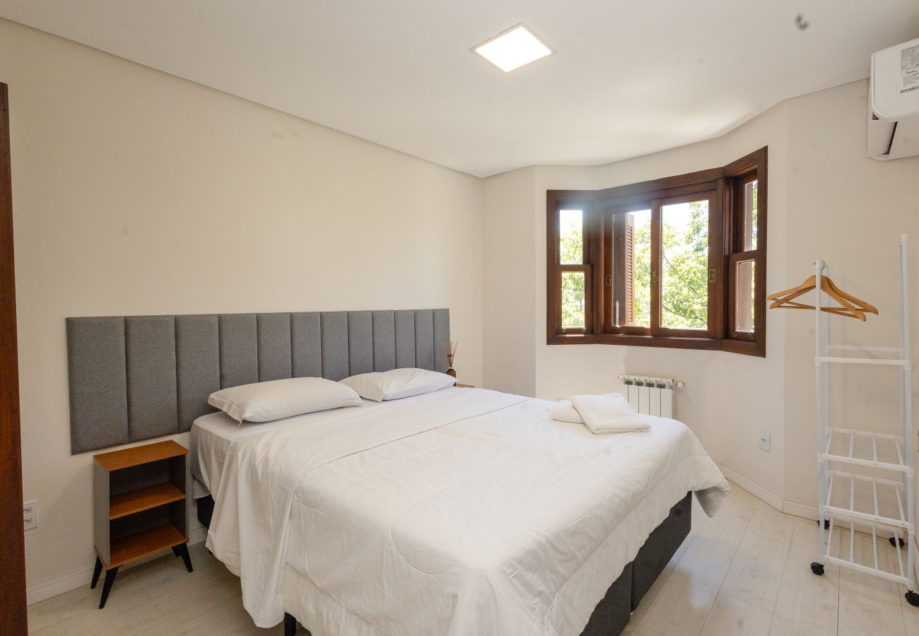 Apartamento em Gramado - Amplo AP térreo 4 suítes a 600m da Rua Coberta