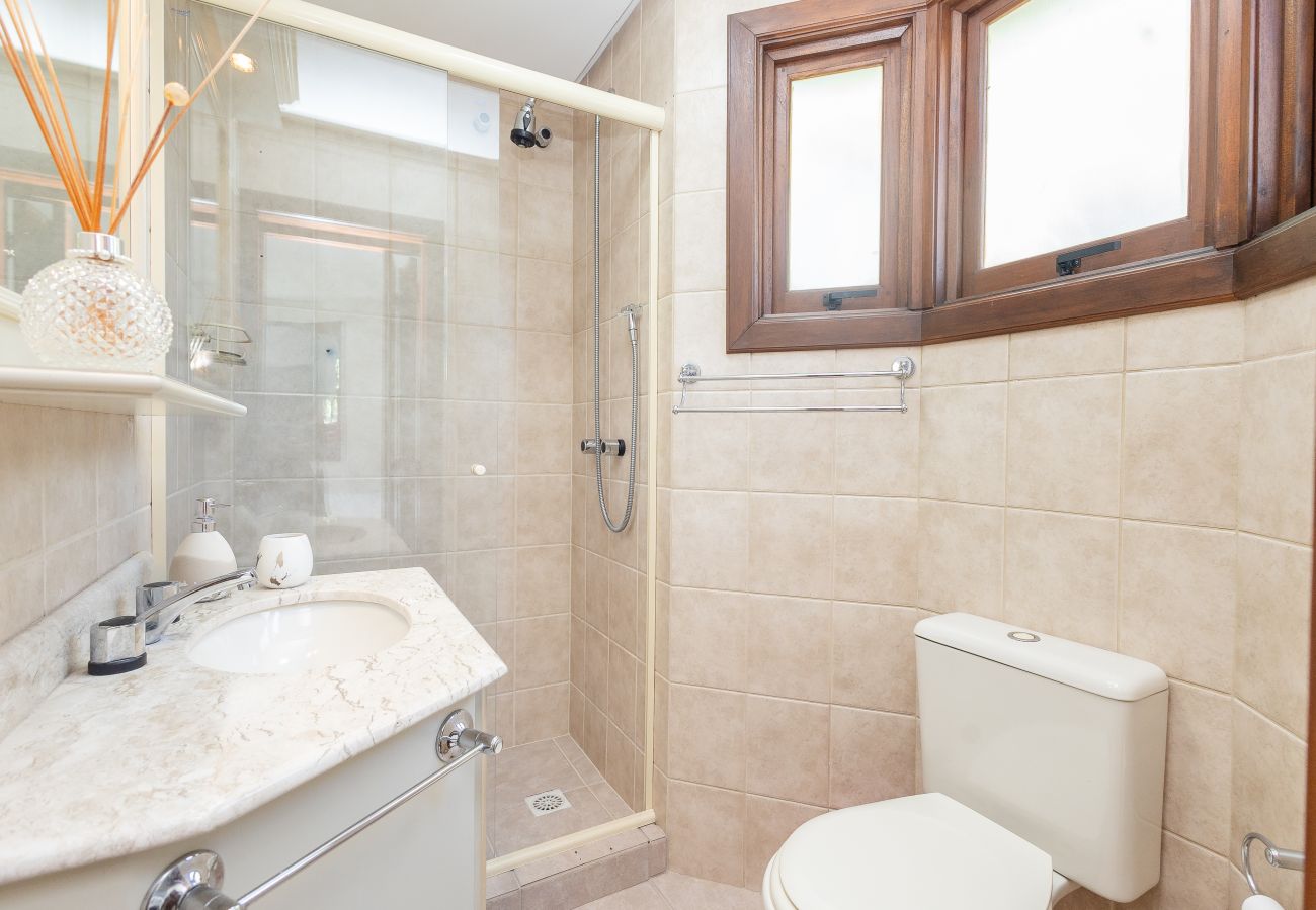 Apartamento em Gramado - Amplo AP térreo 4 suítes a 600m da Rua Coberta