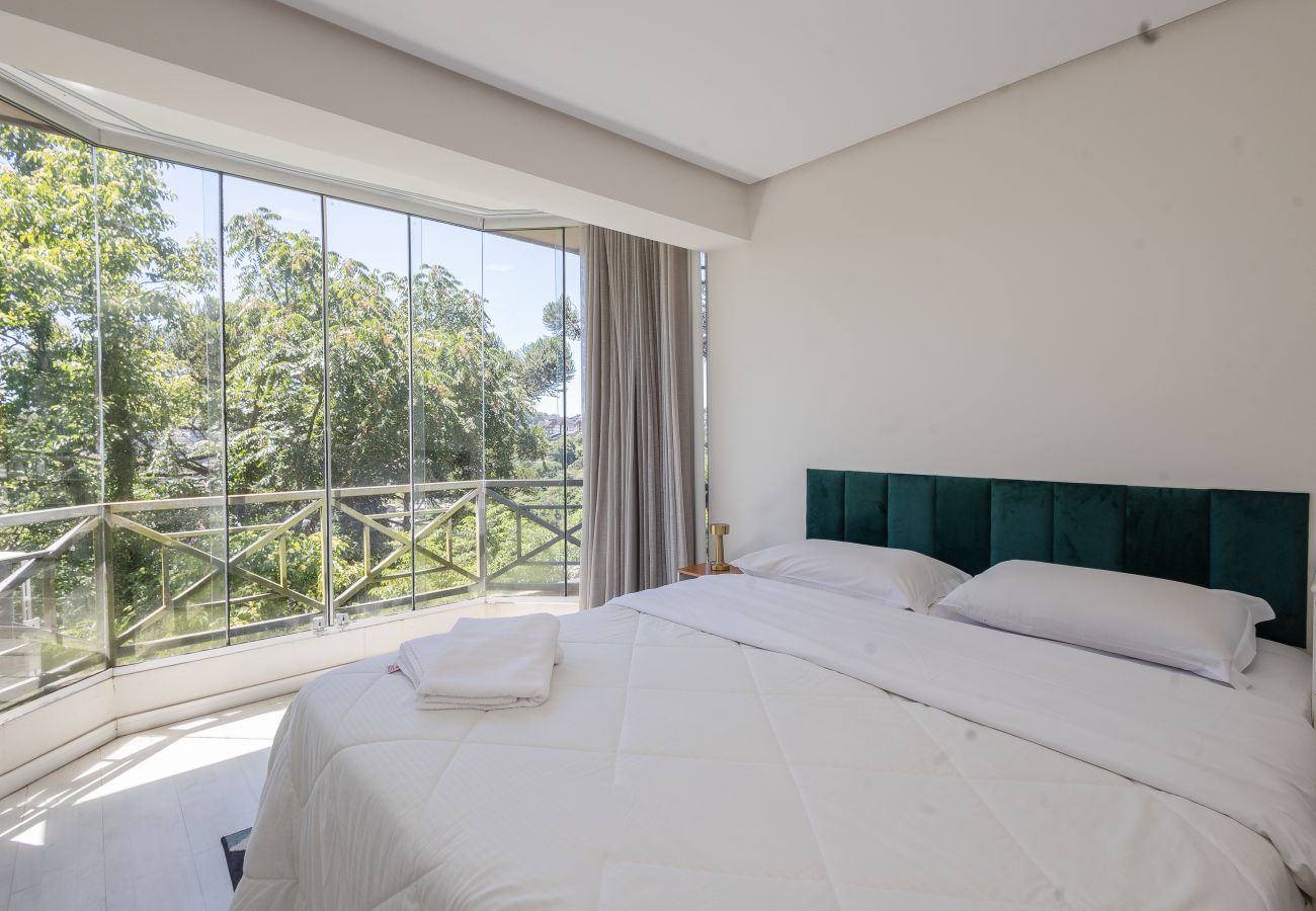 Apartamento em Gramado - Amplo AP térreo 4 suítes a 600m da Rua Coberta