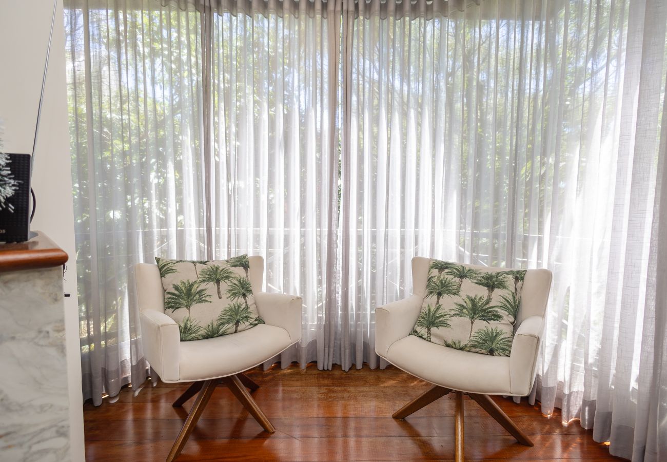 Apartamento em Gramado - Amplo AP térreo 4 suítes a 600m da Rua Coberta