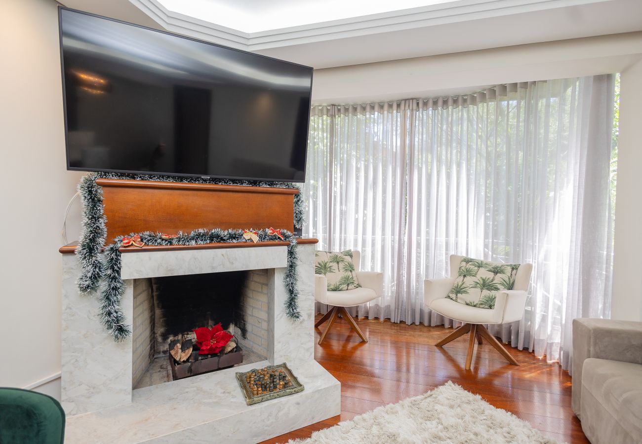 Apartamento em Gramado - Amplo AP térreo 4 suítes a 600m da Rua Coberta