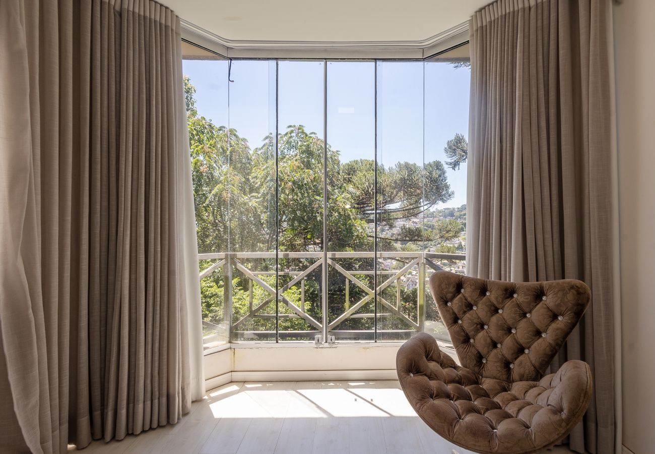 Apartamento em Gramado - Amplo AP térreo 4 suítes a 600m da Rua Coberta