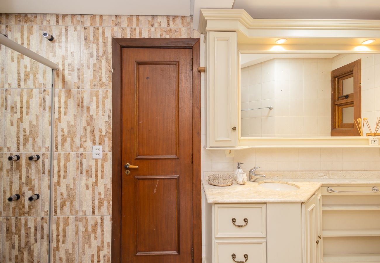 Apartamento em Gramado - Amplo AP térreo 4 suítes a 600m da Rua Coberta