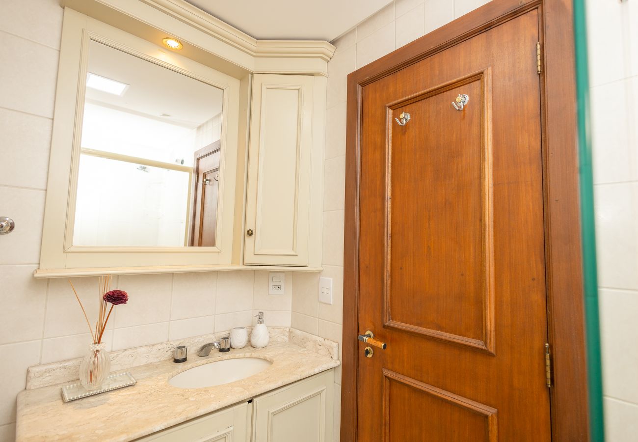 Apartamento em Gramado - Amplo AP térreo 4 suítes a 600m da Rua Coberta