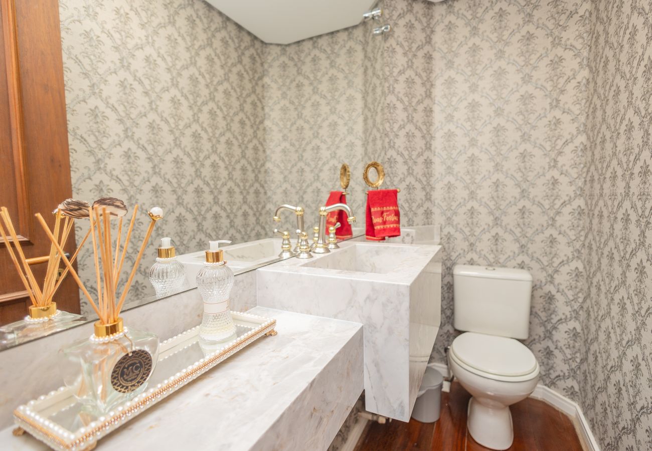 Apartamento em Gramado - Amplo AP térreo 4 suítes a 600m da Rua Coberta