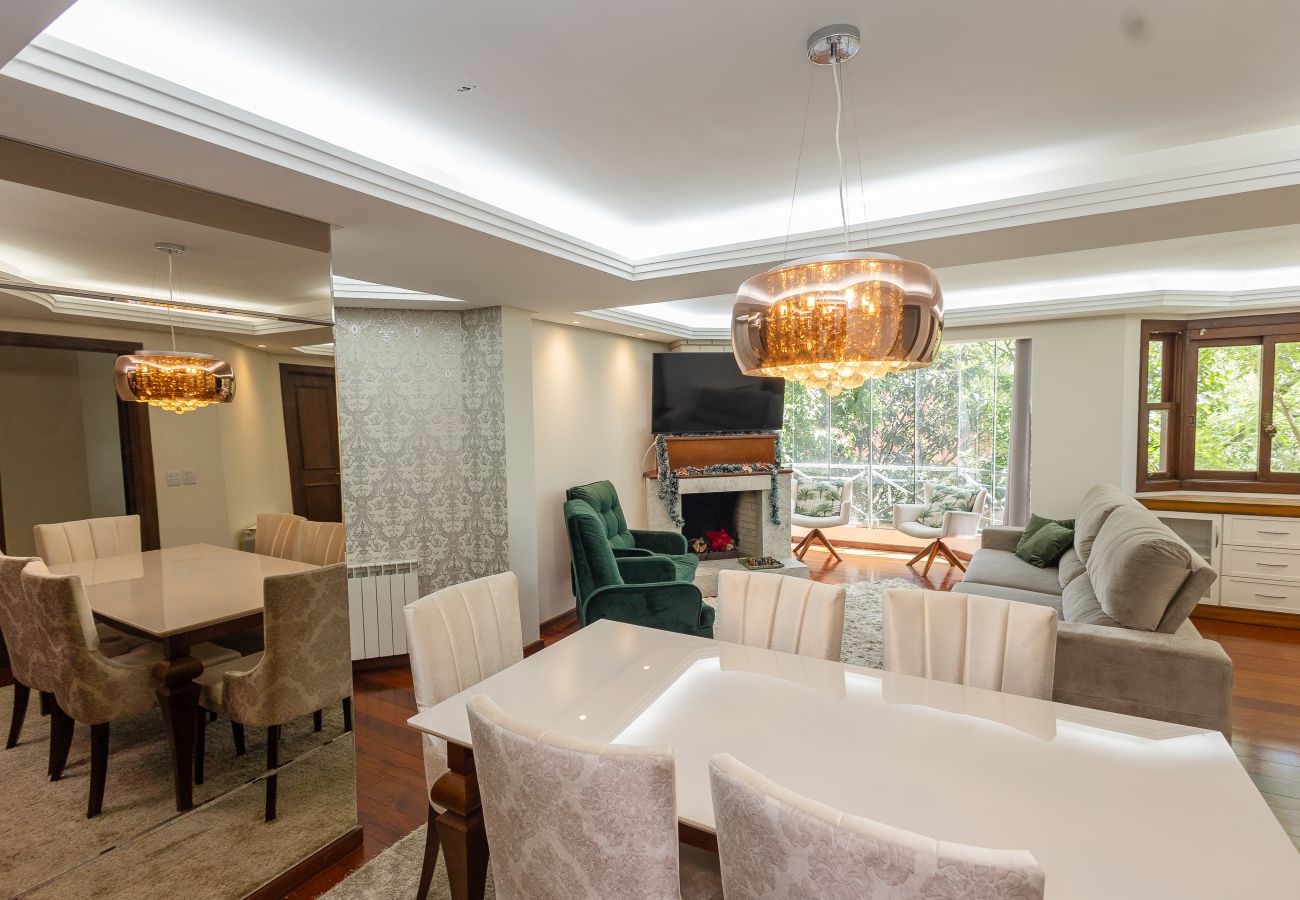Apartamento em Gramado - Amplo AP térreo 4 suítes a 600m da Rua Coberta