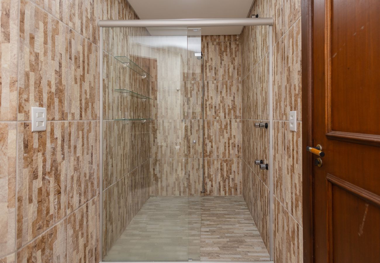 Apartamento em Gramado - Amplo AP térreo 4 suítes a 600m da Rua Coberta