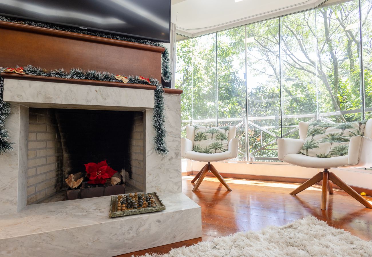 Apartamento em Gramado - Amplo AP térreo 4 suítes a 600m da Rua Coberta