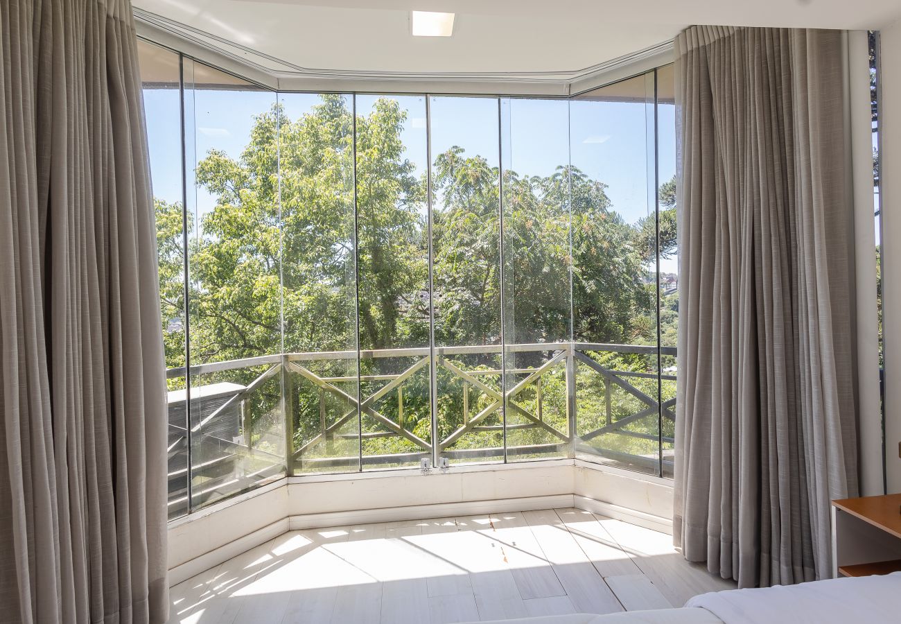 Apartamento em Gramado - Amplo AP térreo 4 suítes a 600m da Rua Coberta