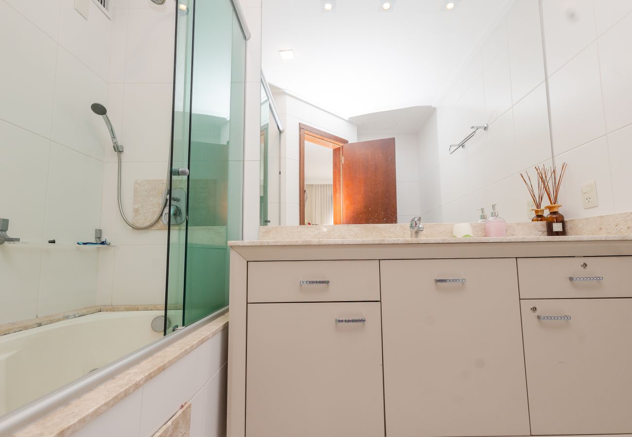 Apartamento em Gramado - Ap 2 quartos (1 suite com banheira) a 1km da R Coberta