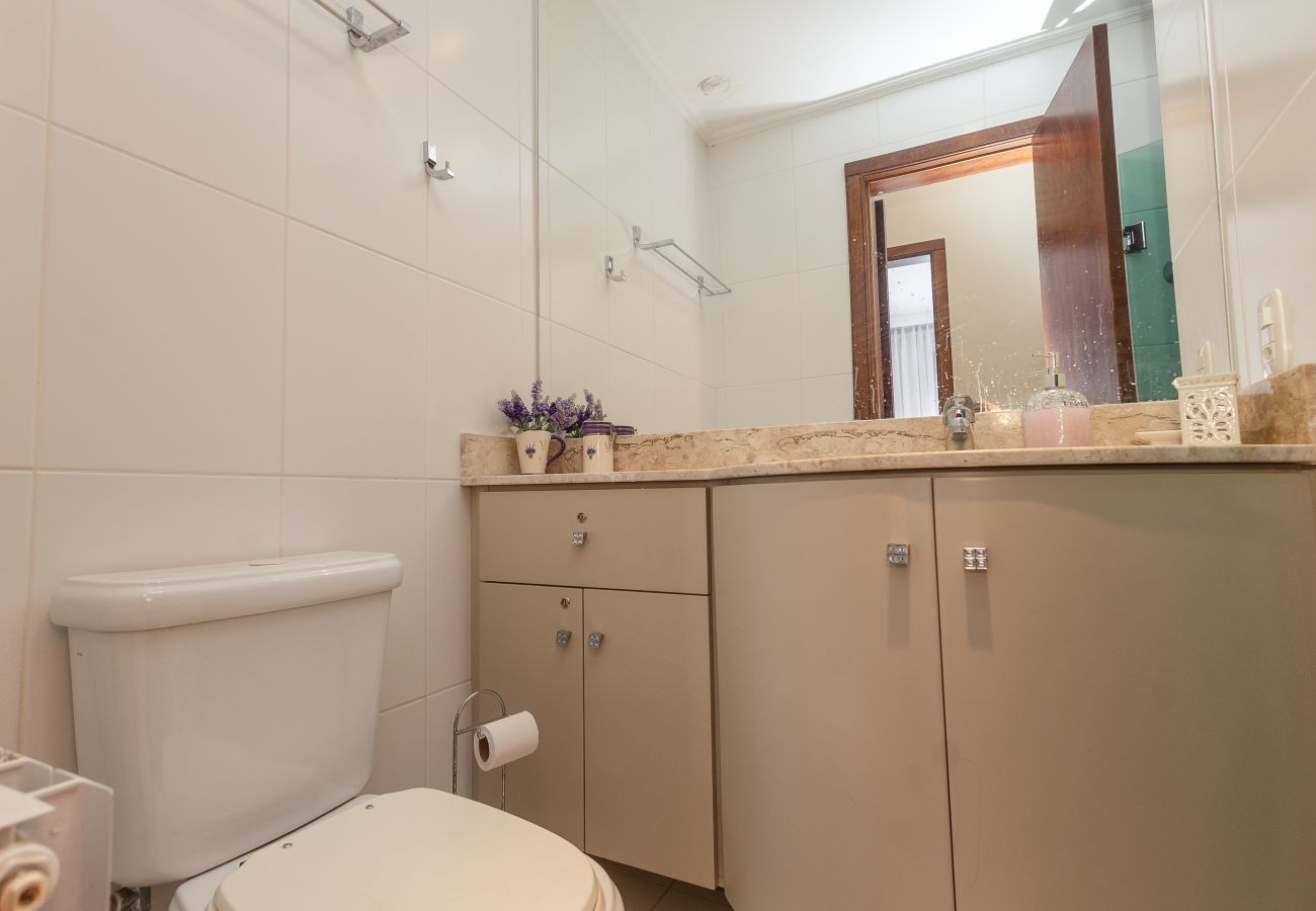 Apartamento em Gramado - Ap 2 quartos (1 suite com banheira) a 1km da R Coberta