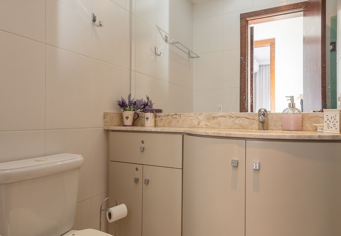 Apartamento em Gramado - Ap 2 quartos (1 suite com banheira) a 1km da R Coberta