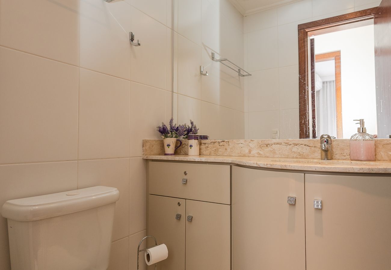 Apartamento em Gramado - Ap 2 quartos (1 suite com banheira) a 1km da R Coberta