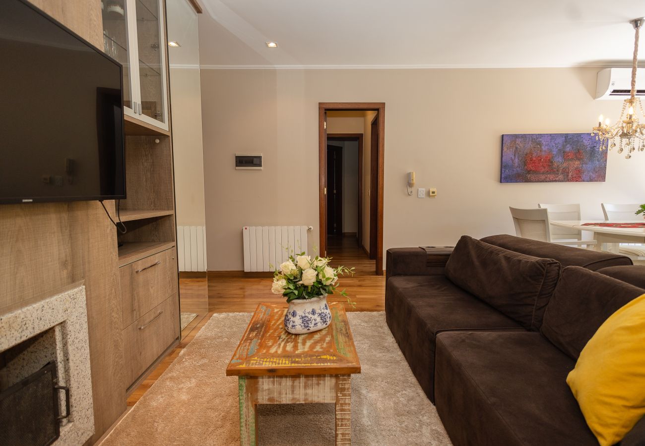 Apartamento em Gramado - Ap 2 quartos (1 suite com banheira) a 1km da R Coberta