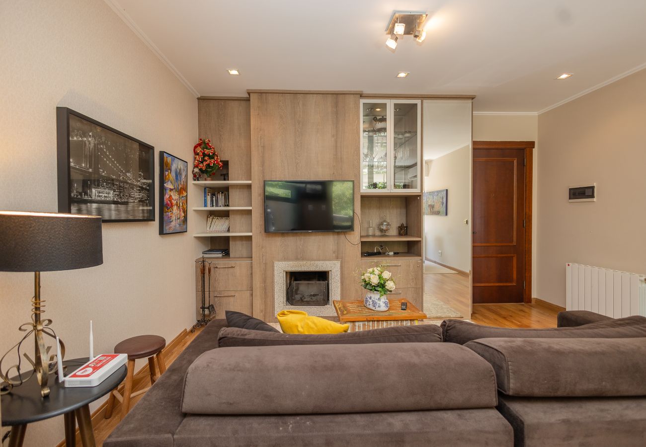 Apartamento em Gramado - Ap 2 quartos (1 suite com banheira) a 1km da R Coberta