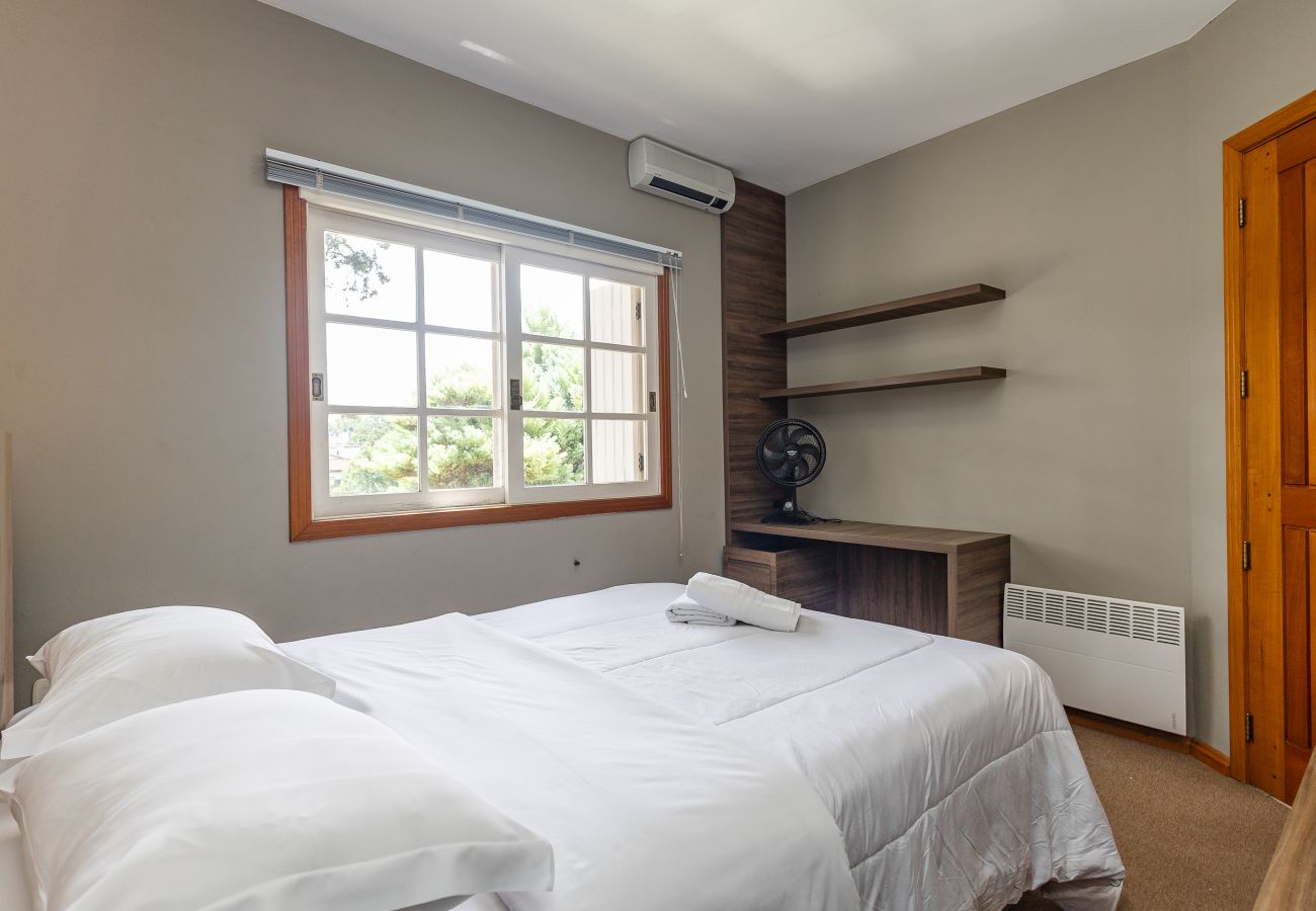 Apartamento em Gramado - Ap acolhedor na esq do Lago Joaquina (2 suites)